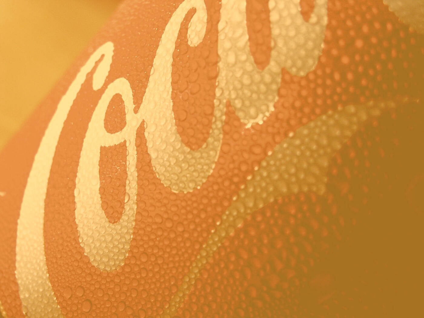 Запотевшая банка Кока-Колы обои