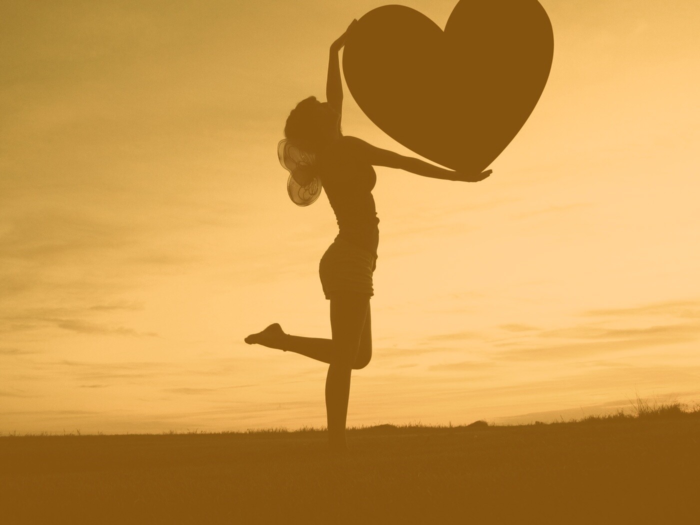 С сердцем в руках обои