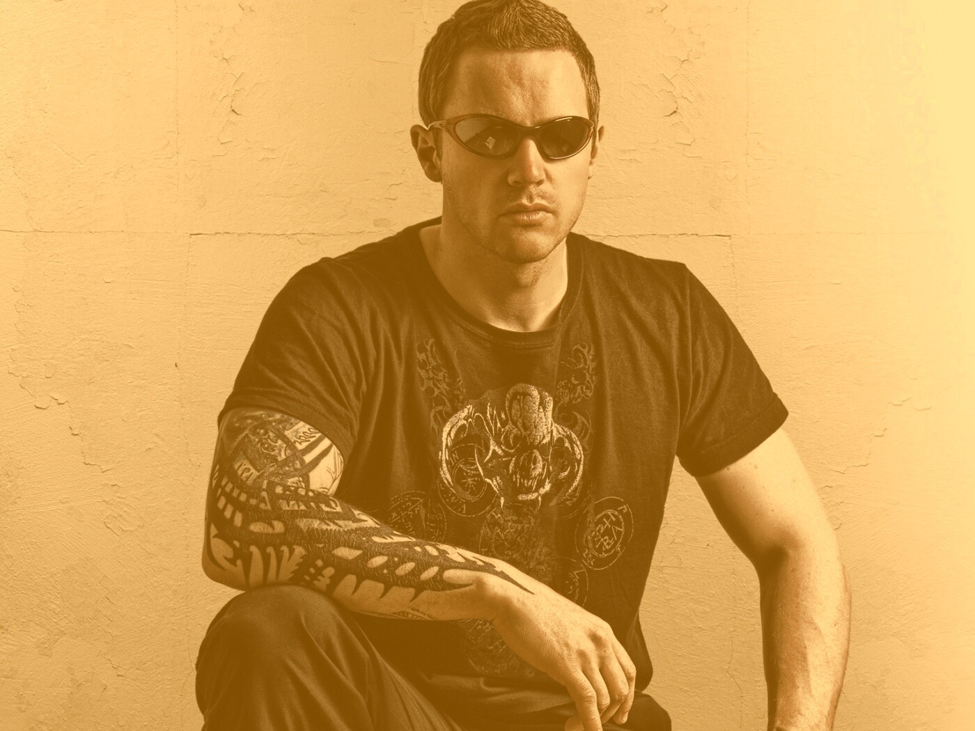 Парень с татуировкой обои