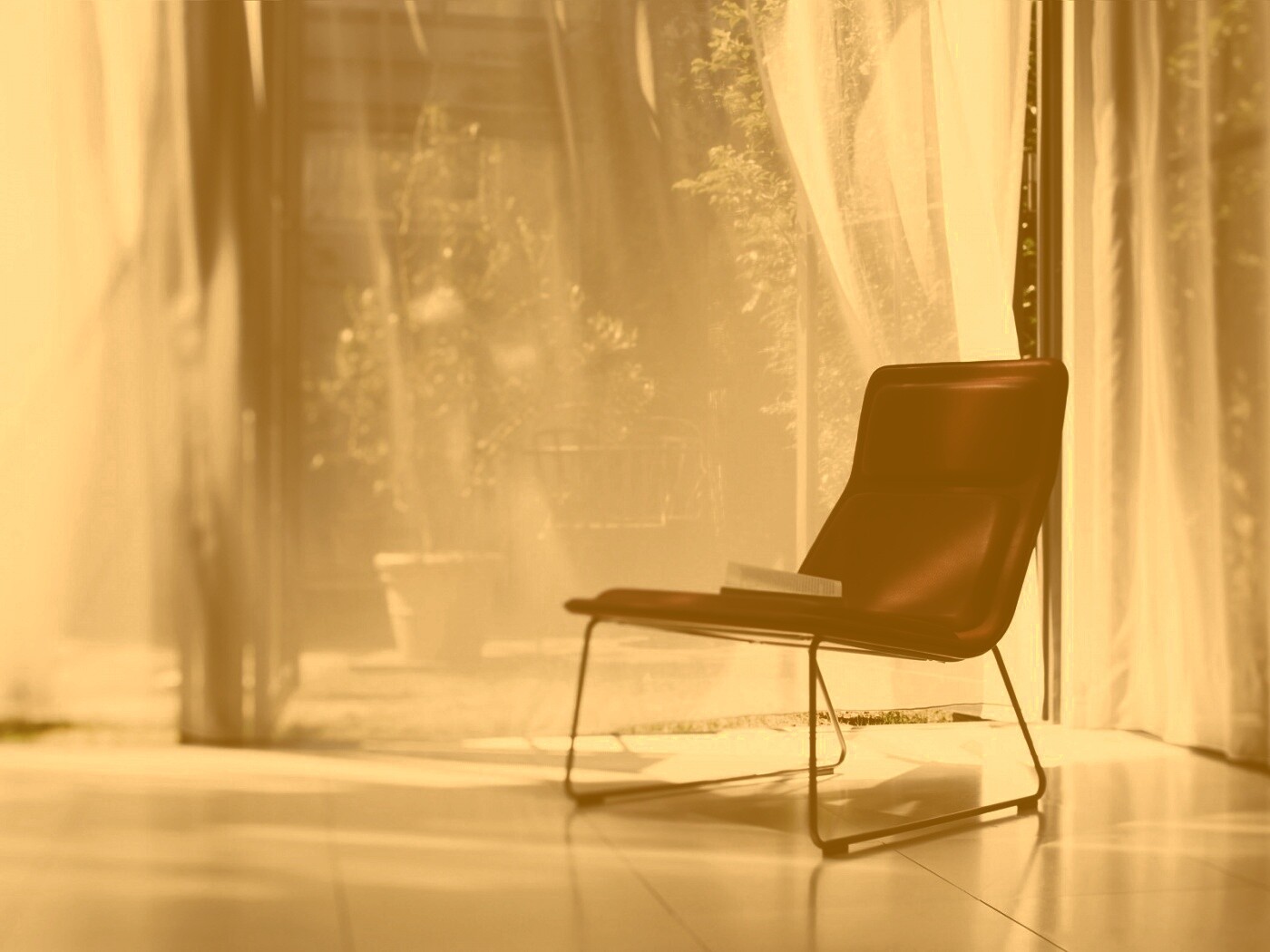 Стул перед занавеской обои