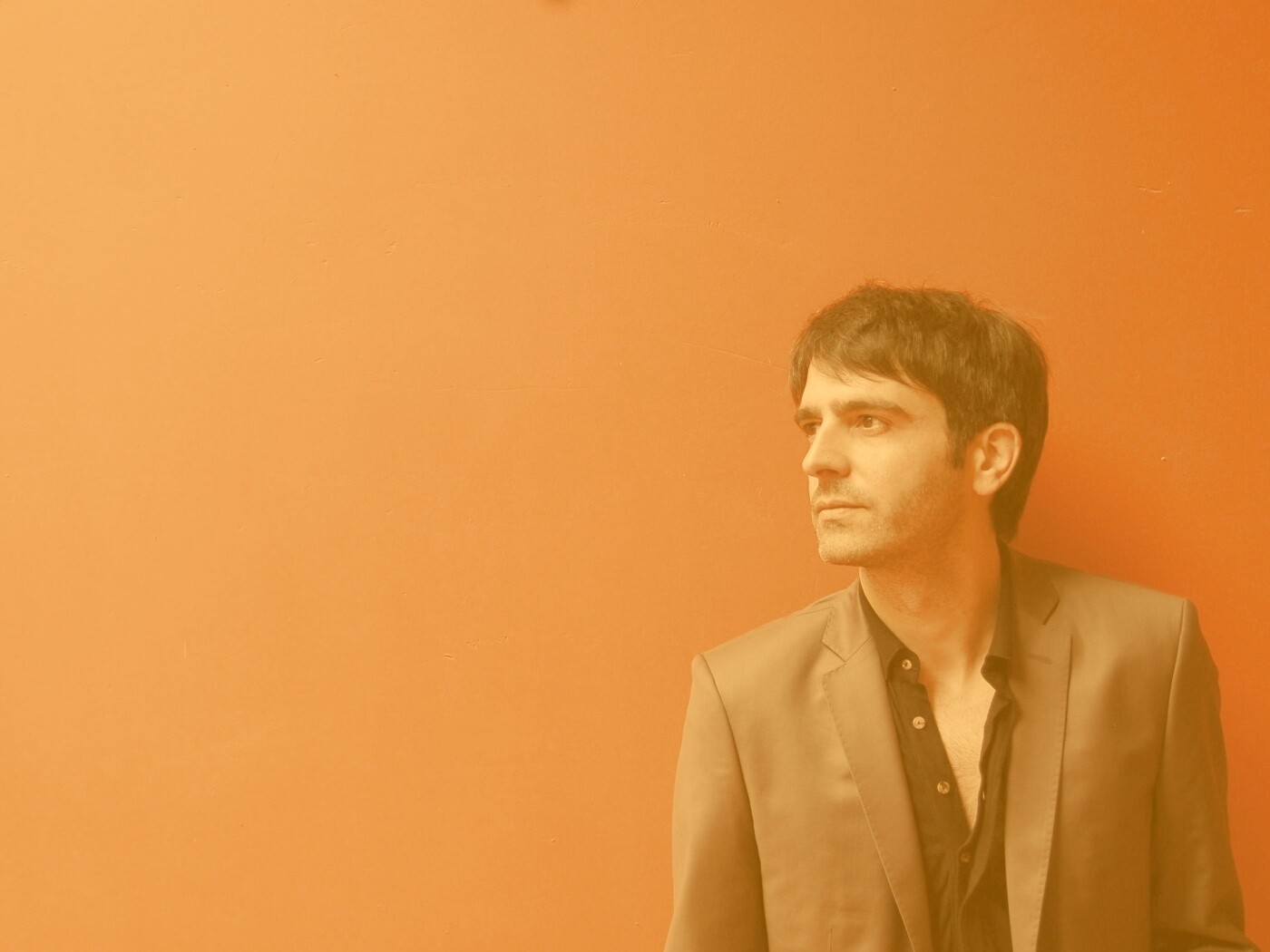 На красном фоне обои