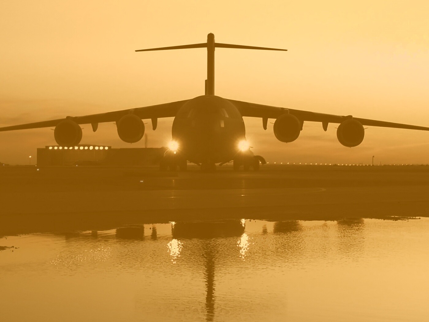 Самолет на взлетной полосе обои