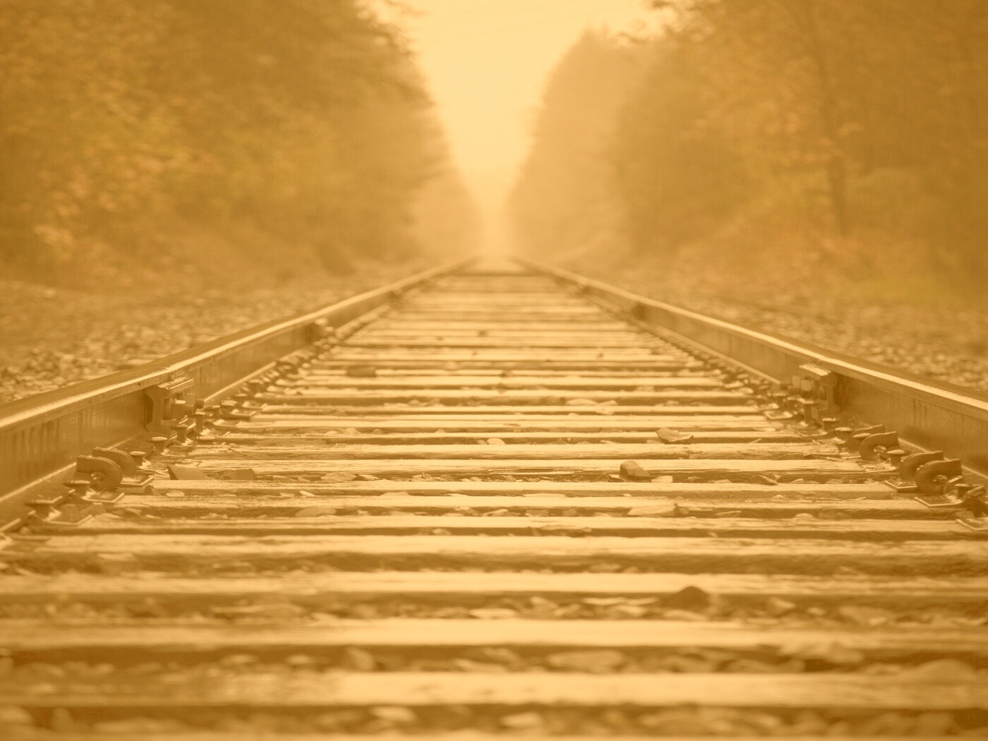 Железная дорога после дождя обои