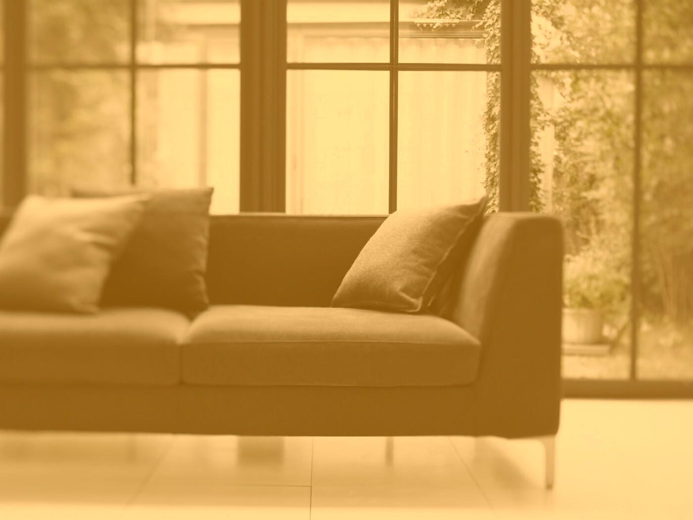 Диван в комнате обои