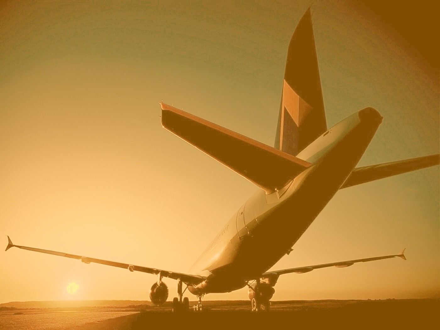 Самолет на закате обои
