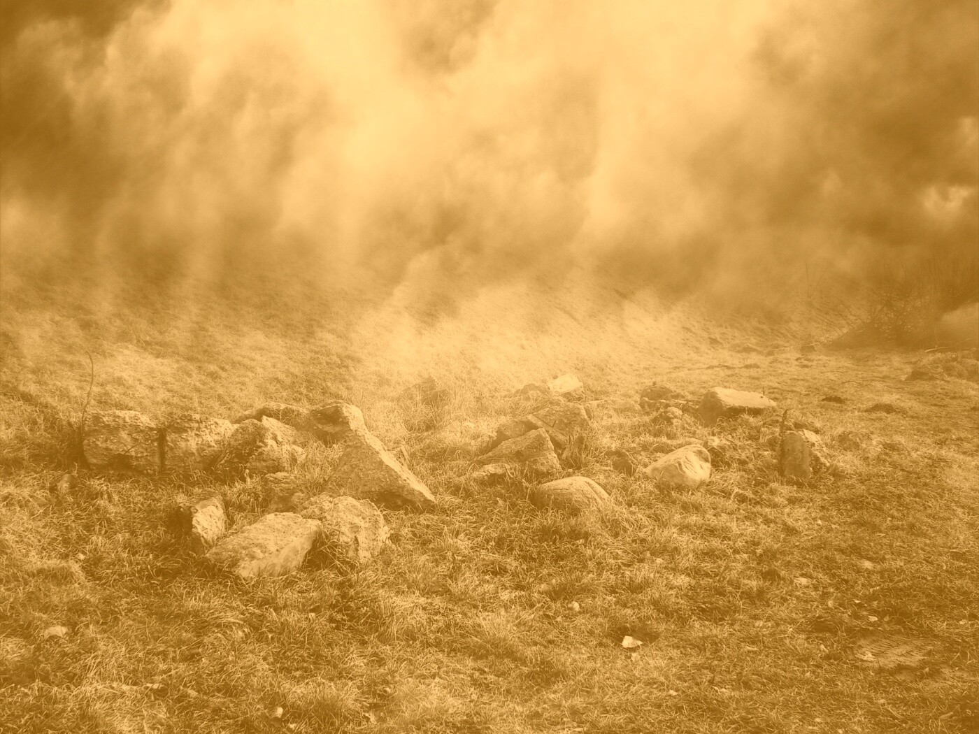 Камни под туманом обои