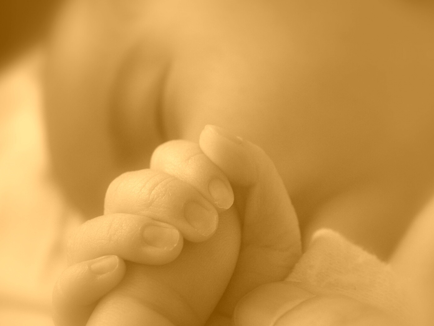 Младенец держит палец обои