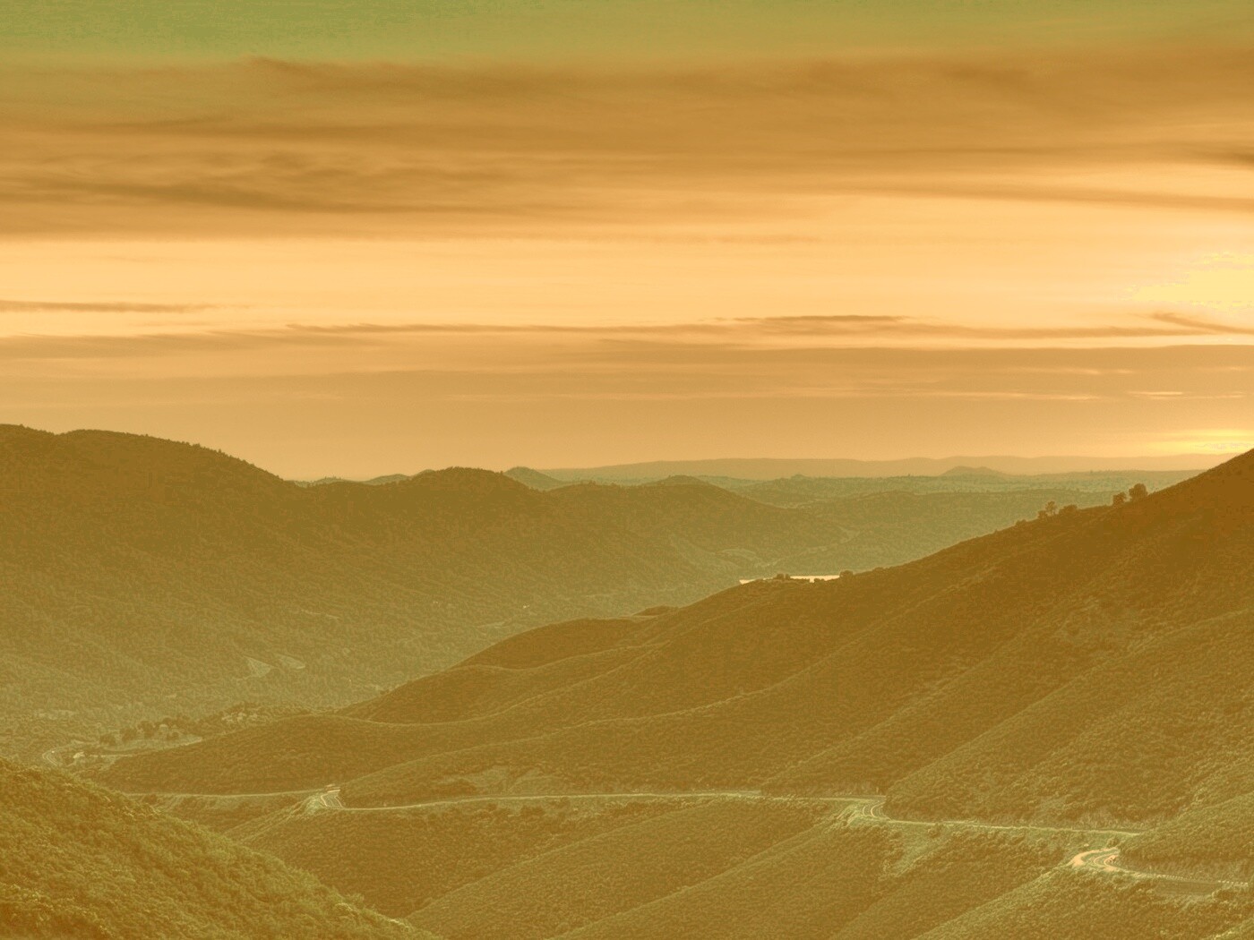 Закат на склонах гор обои