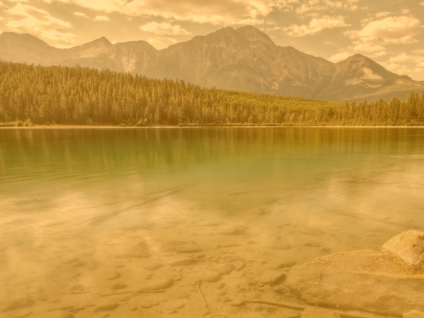 Зеленое озеро обои