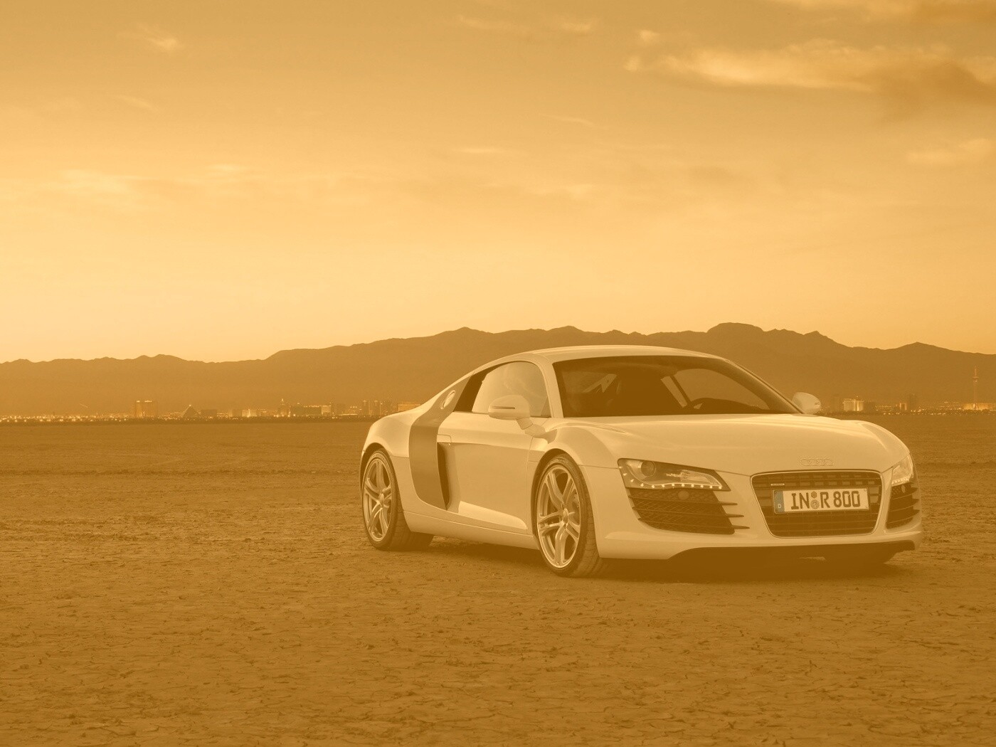 Белоснежная Ауди Р8 в пустыне обои