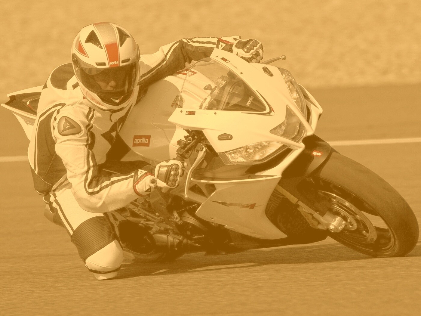 Байкер в белой экиперовкена Априлия РСВ4 обои