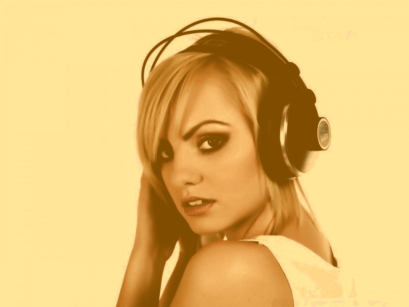 Девушка в наушниках обои