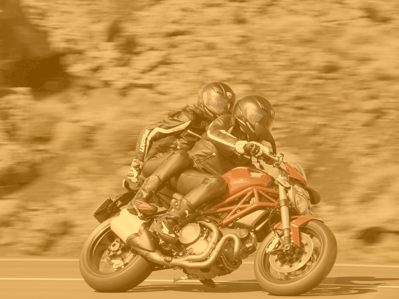 Байкер с девушкой на мотоцикле обои