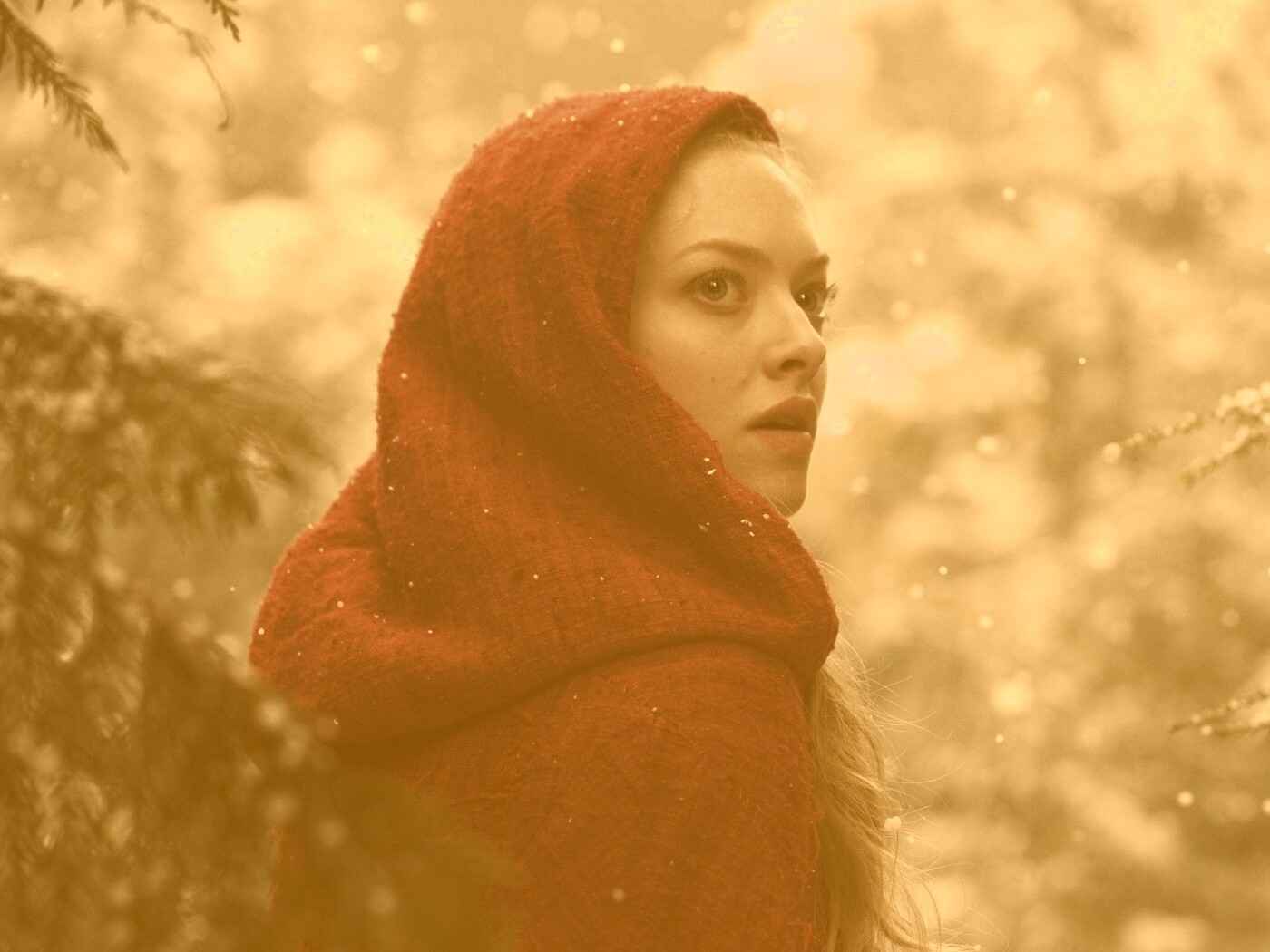 Amanda Seyfried in Red Riding Hood обои