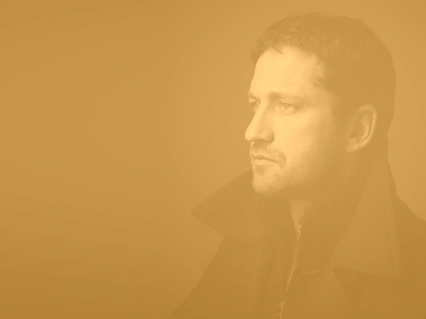 Джерард Батлер на темном фоне обои