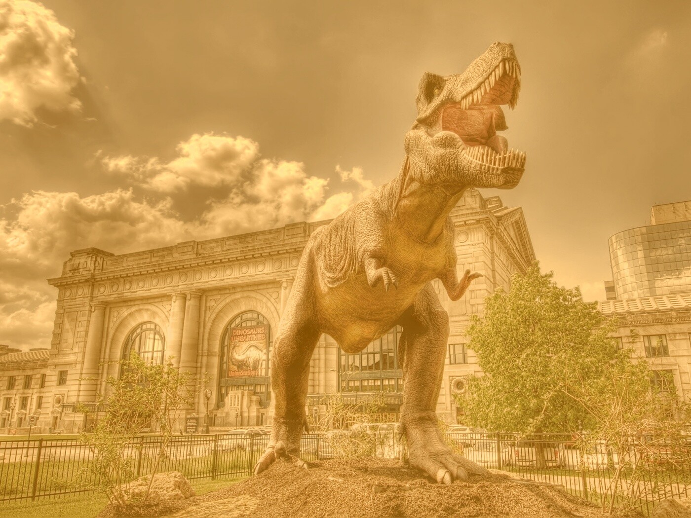 Скульптура динозавра рядом с музеем рептилий обои