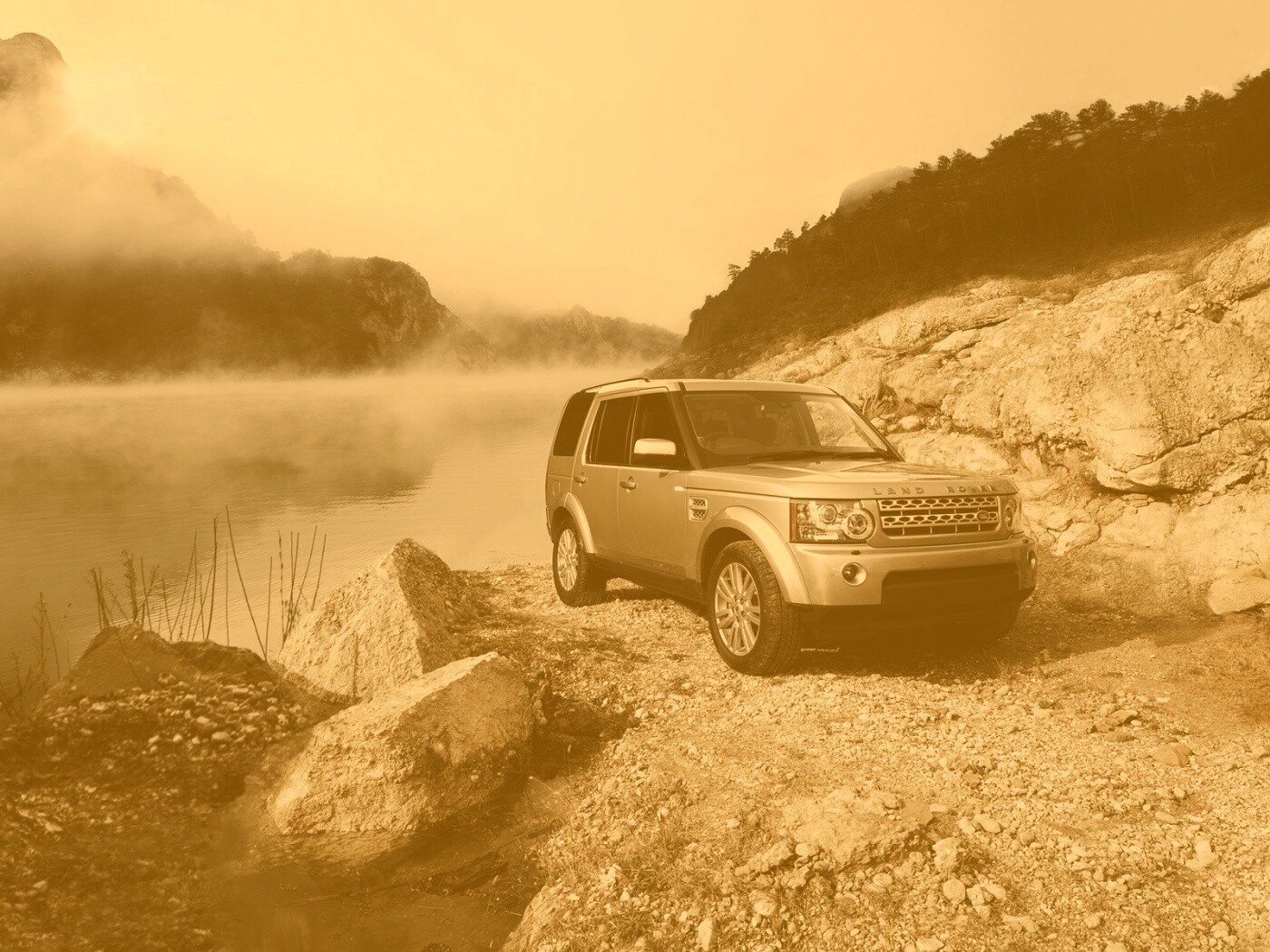 Range rover в горах у реки обои