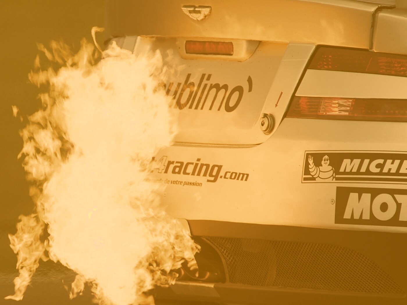 Огонь из выхлопной трубы гоночного Aston Martin обои