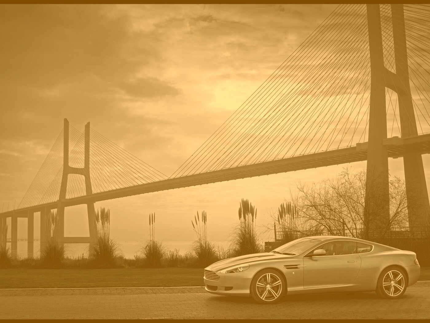 Aston Martin на фоне моста обои