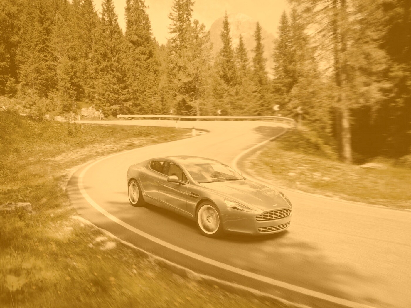 Астон мартин на лесной дороге обои