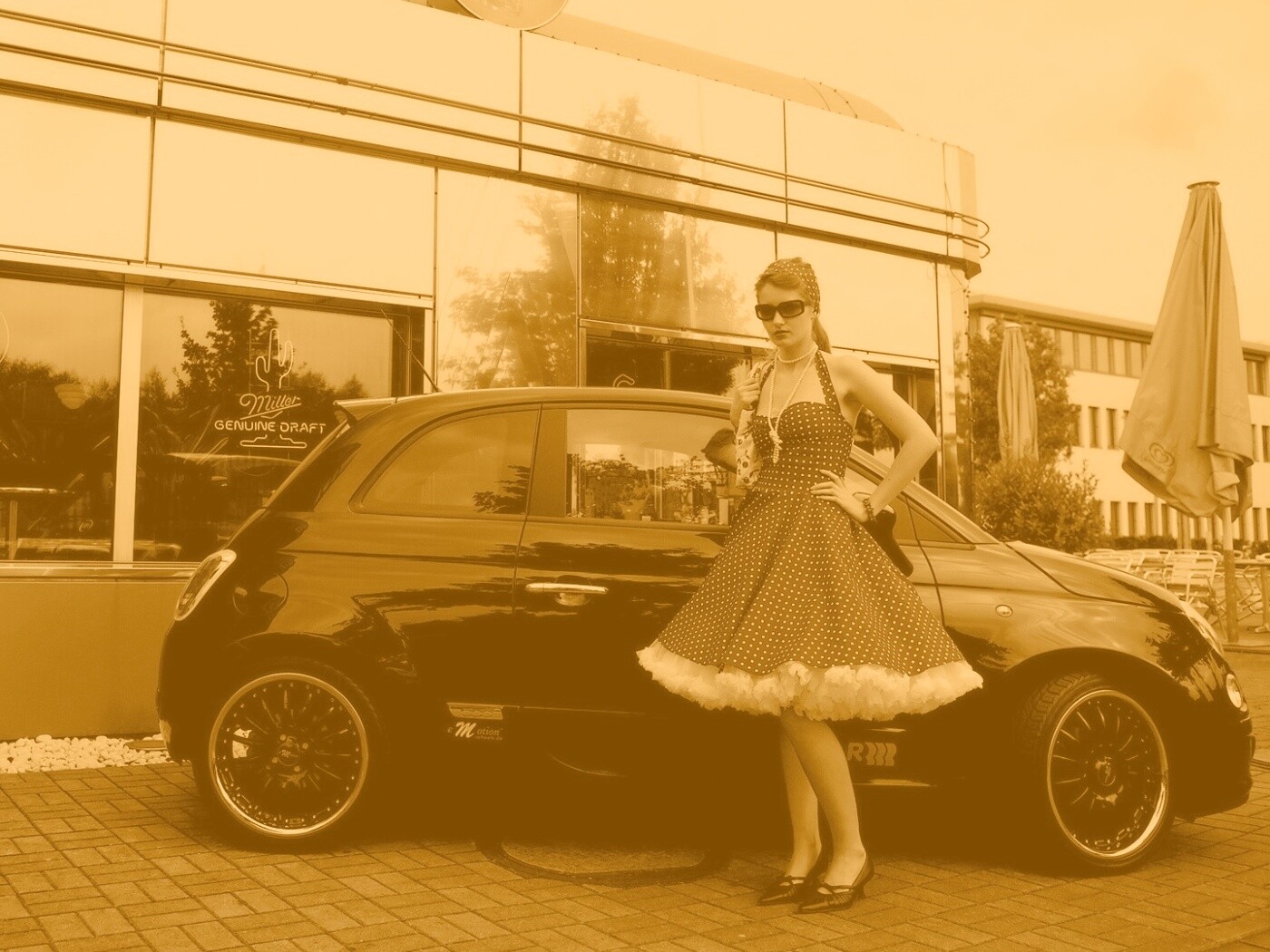 Fiat 500 и девушка обои