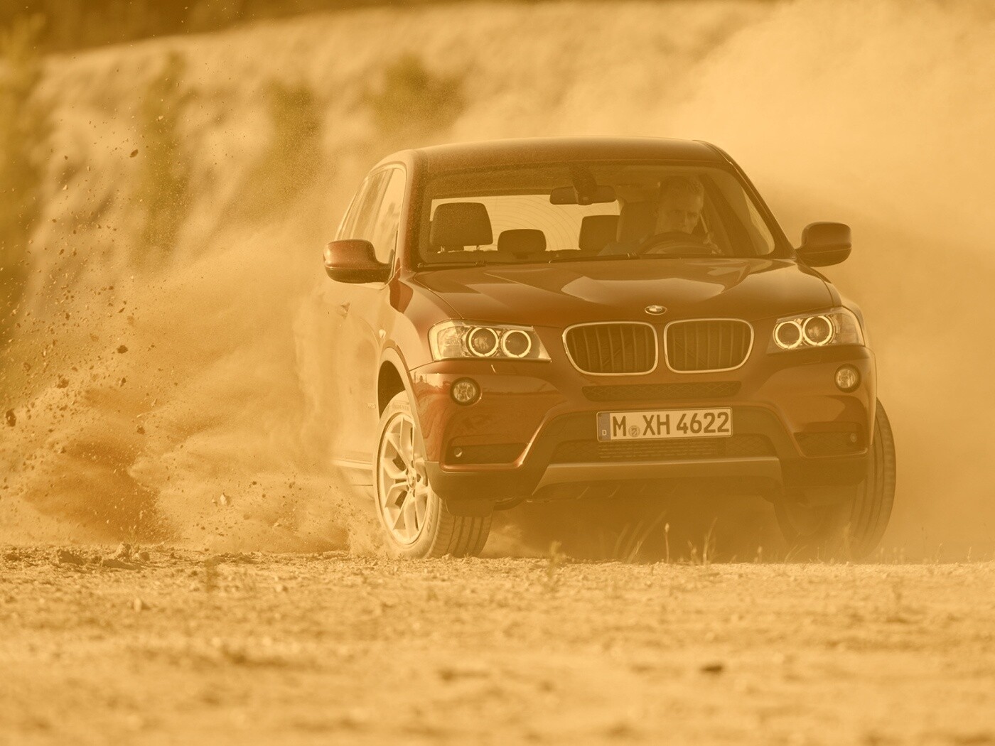 Кроссовер BMW в заносе обои