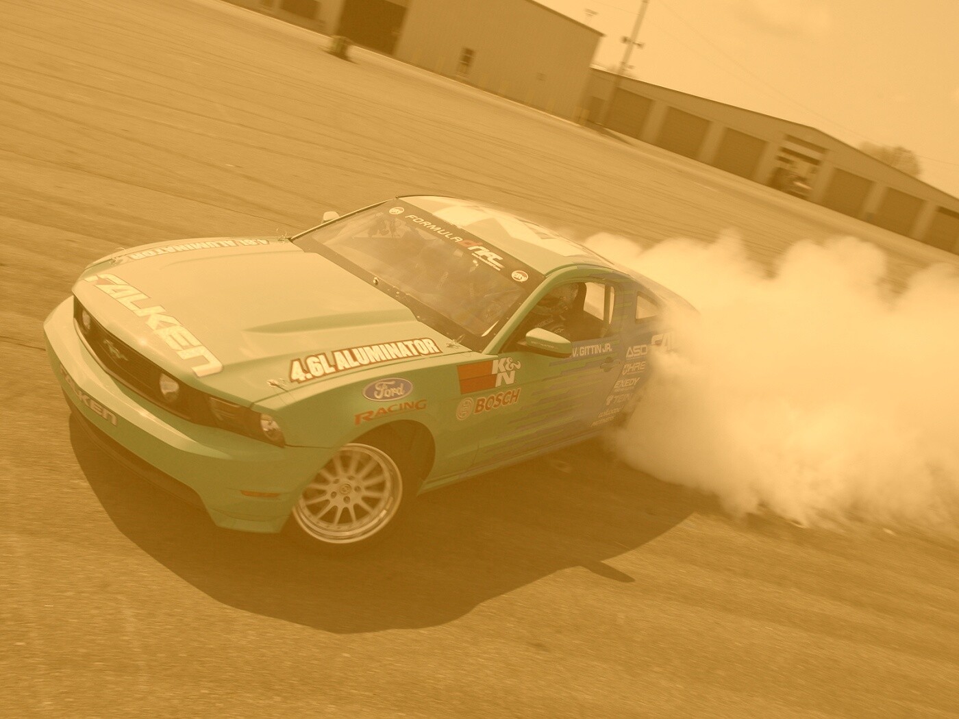 Мустанг дрифтует обои