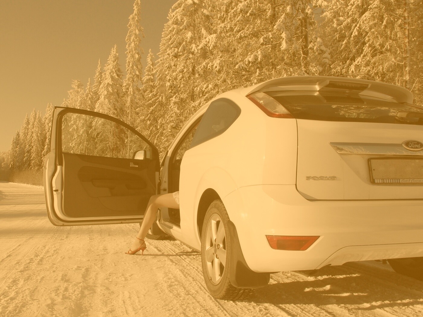 Девушка выходит из Ford Focus обои