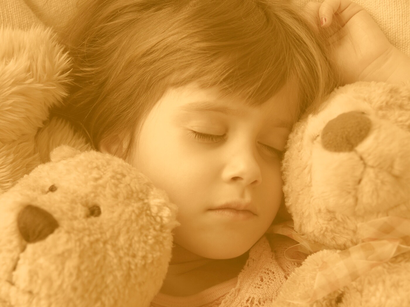 Девочка спит с мишками в обнимку обои