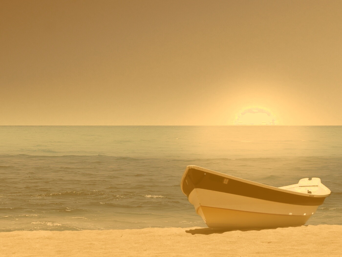 Лодка на пляже обои