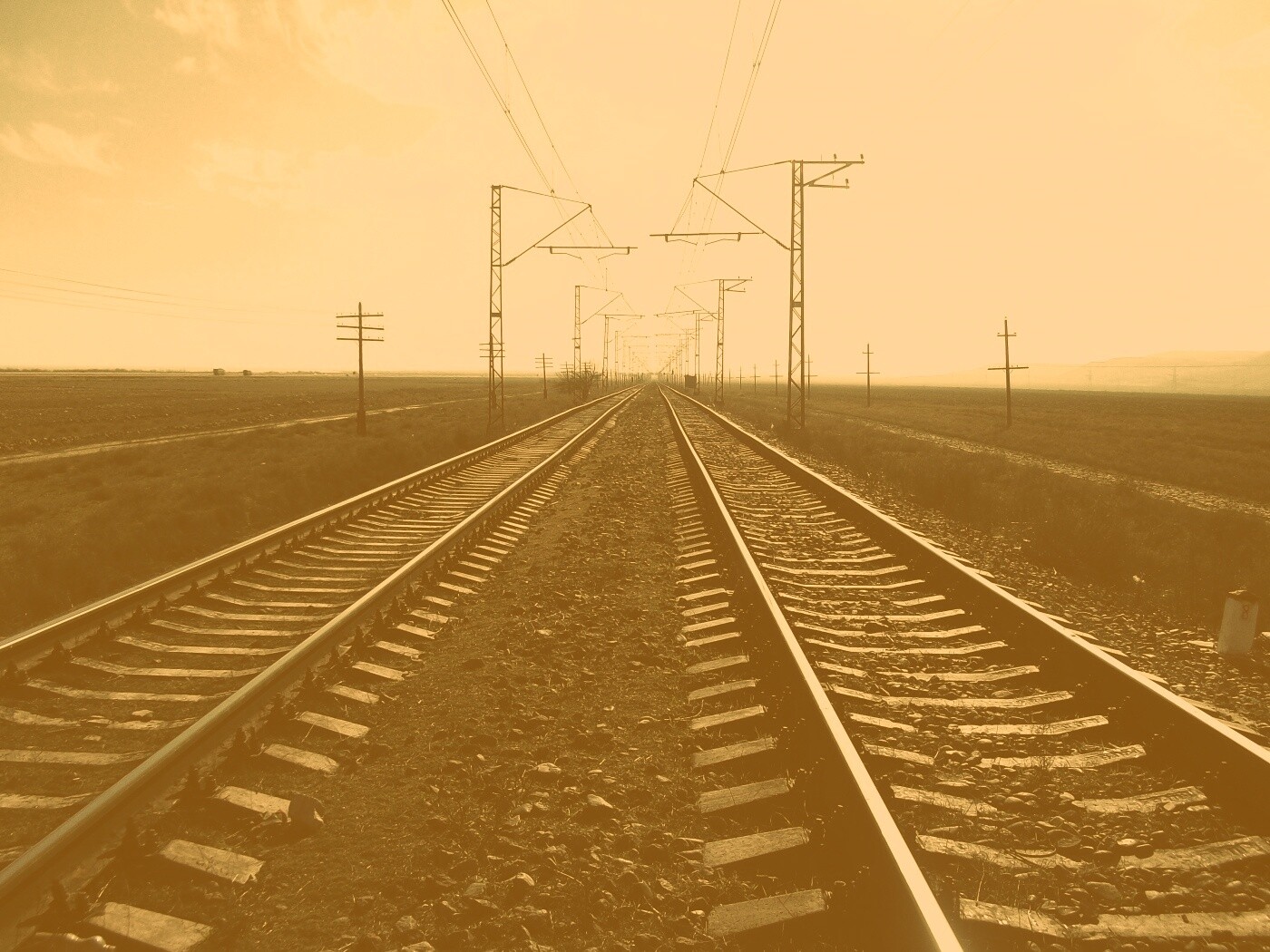 Железная дорога уходит вдаль обои