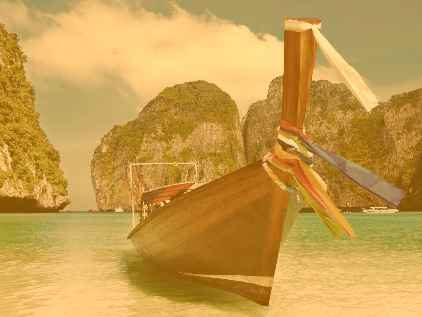 Лодка в райских водах обои