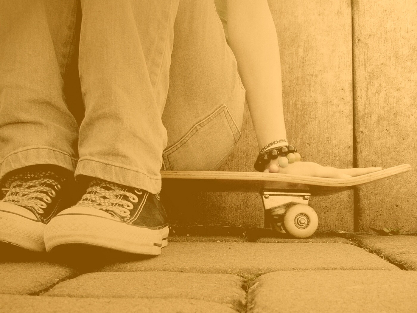 Девушка сидящая на скейте обои