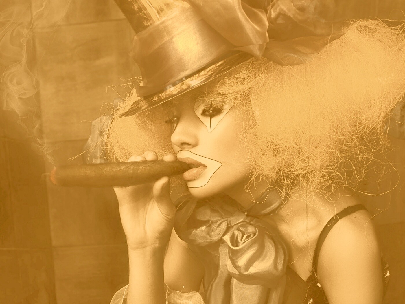 Девушка клоун курит сигару обои