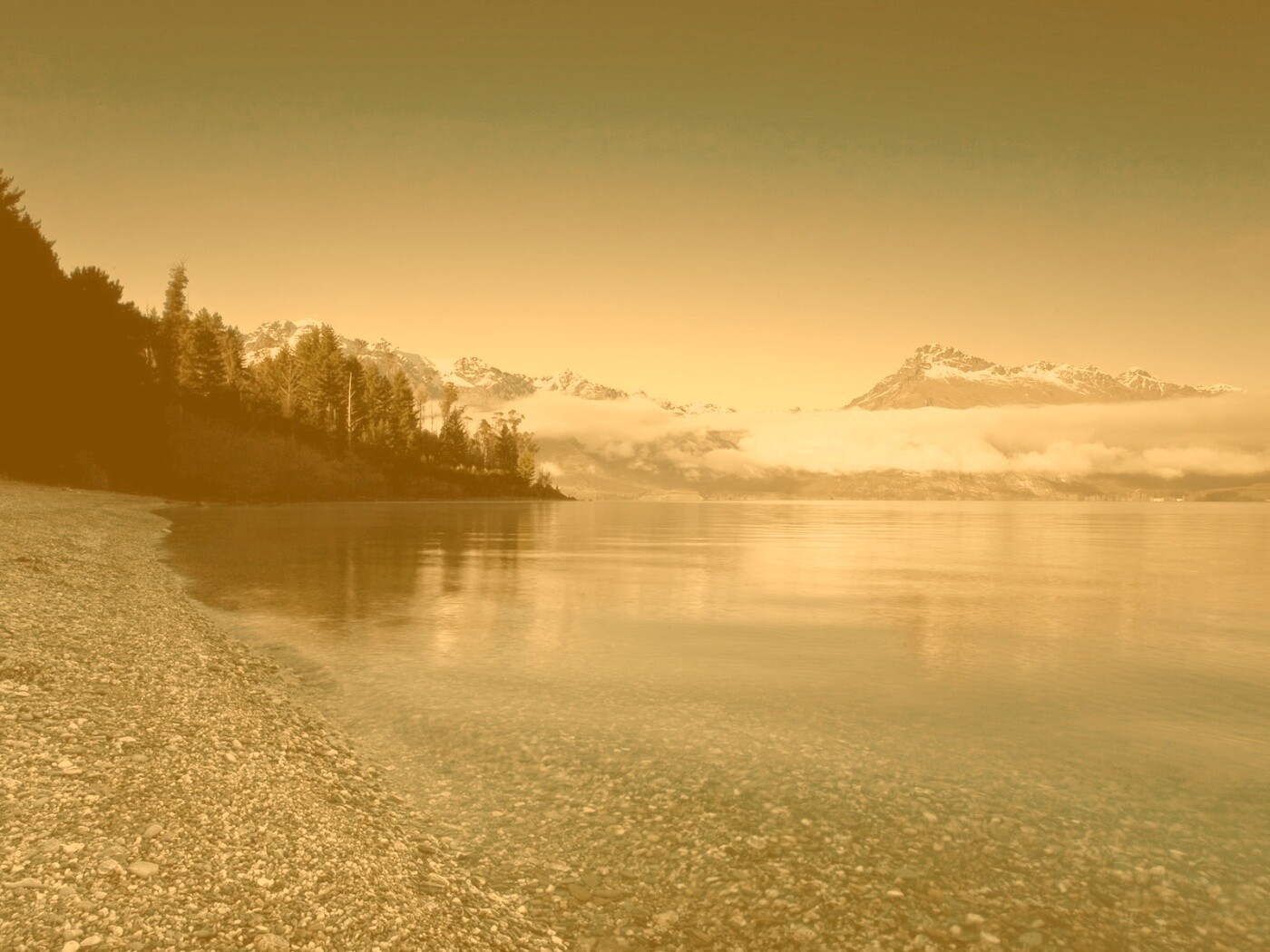 Озеро в предгорье обои