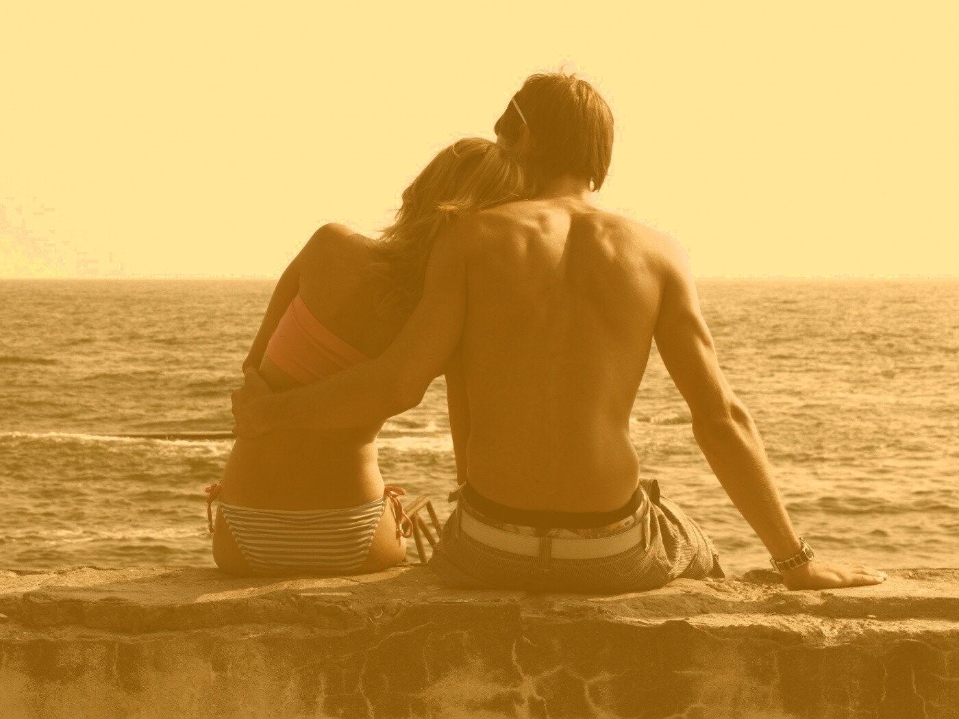 Девушка и парень у моря обои