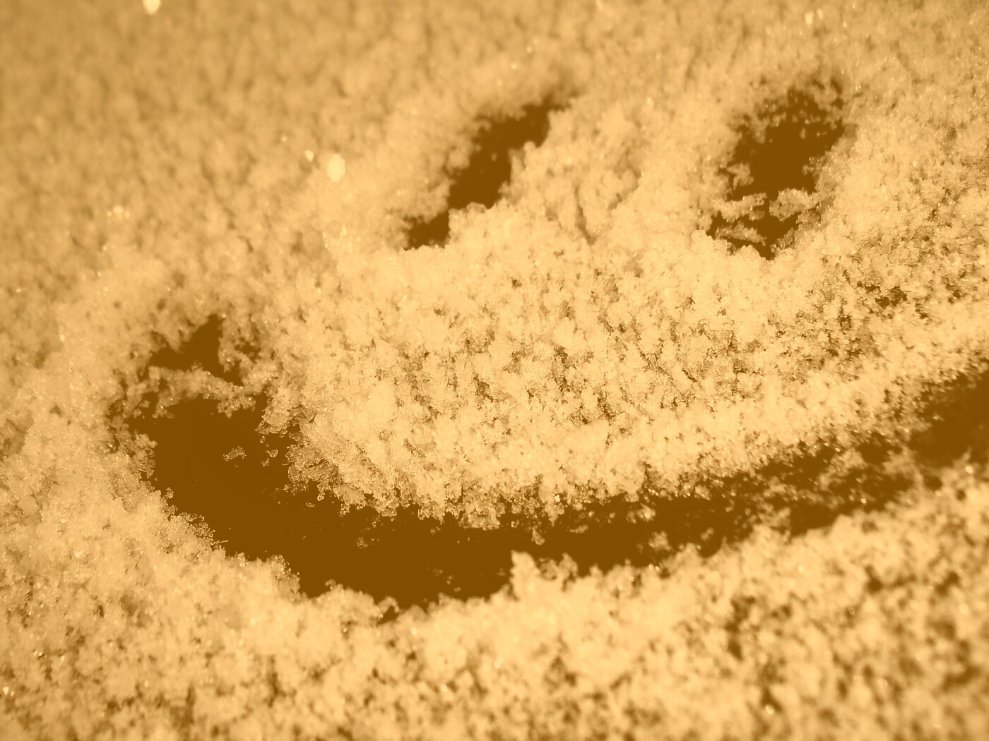 Смайлик на заснеженном стекле обои