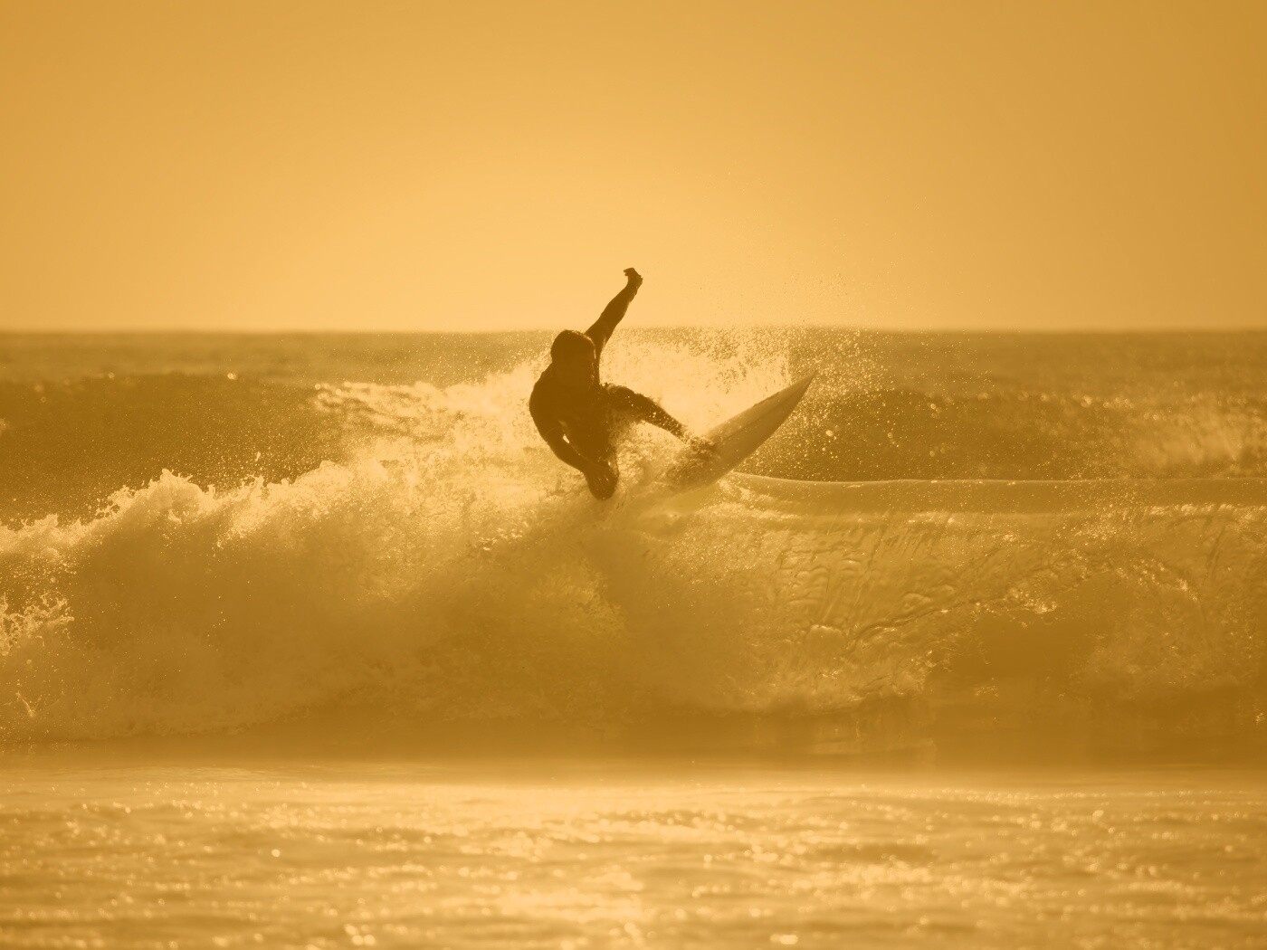 Сёрфер поймал волну обои