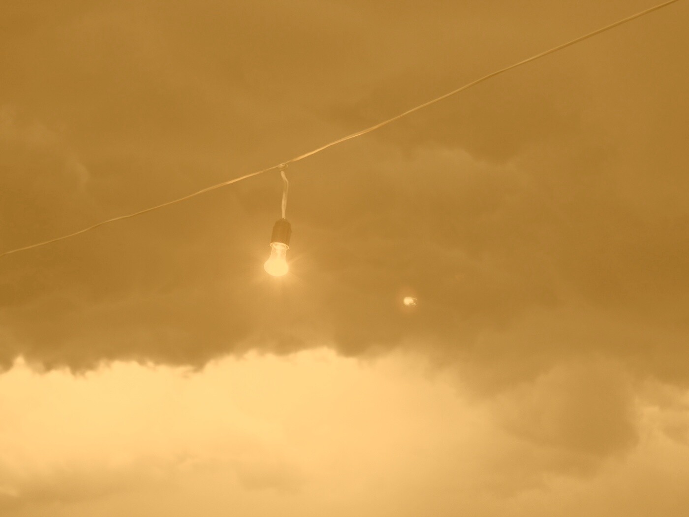 Лампочка на фоне туч обои