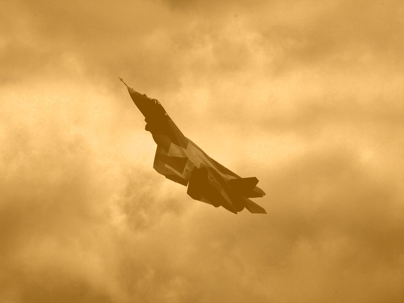 Истребитель взмывает вверх обои