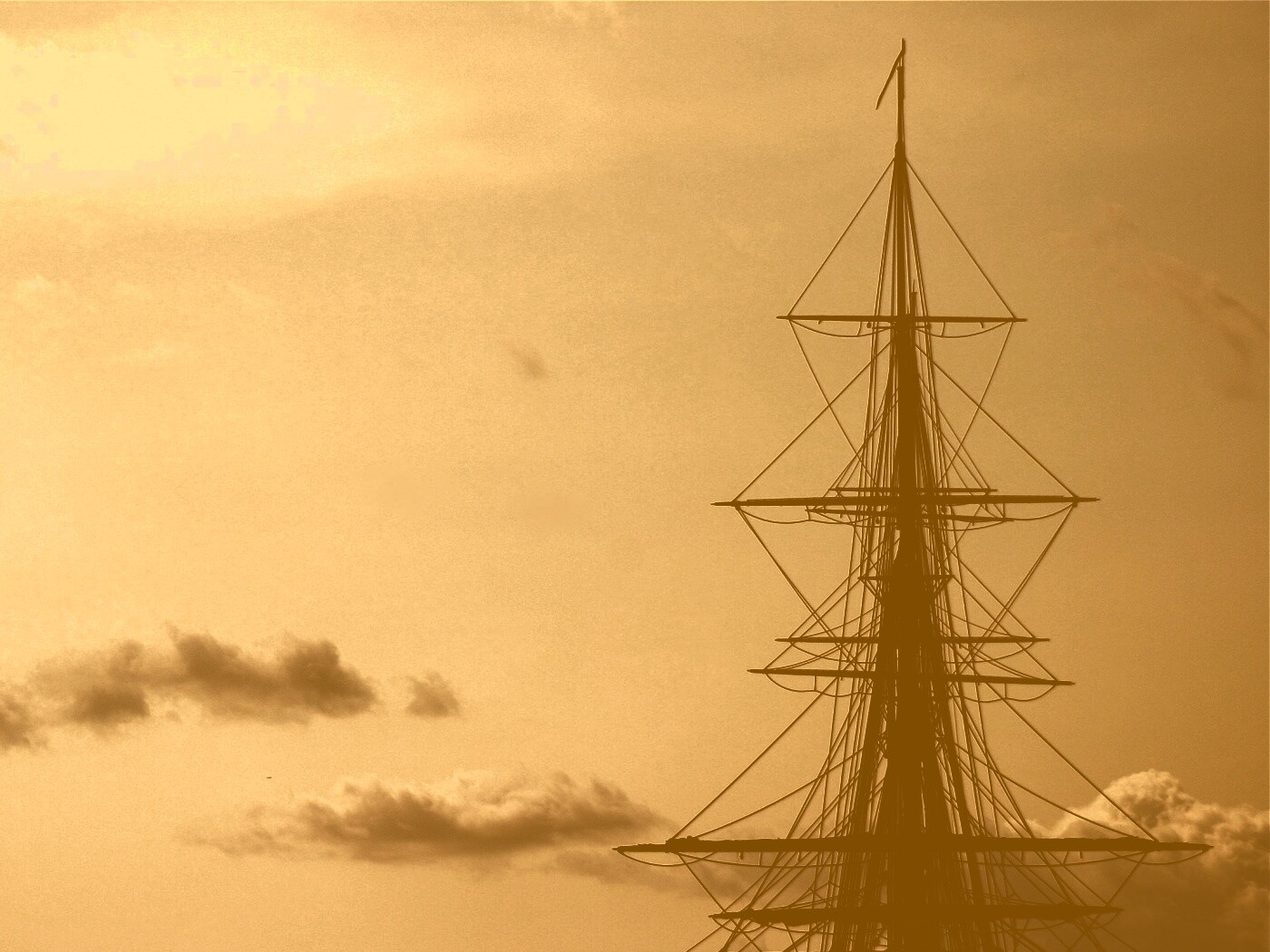 Мачта корабля на фоне неба обои