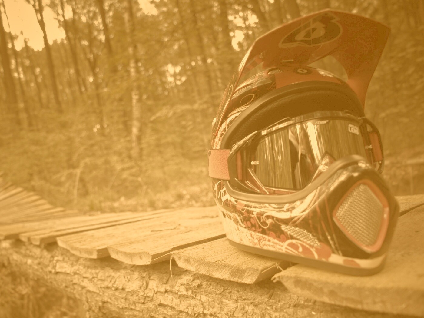 Шлем на лесной велотрассе обои