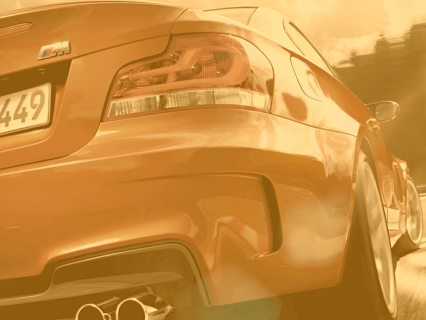 BMW входит в поворот на треке обои