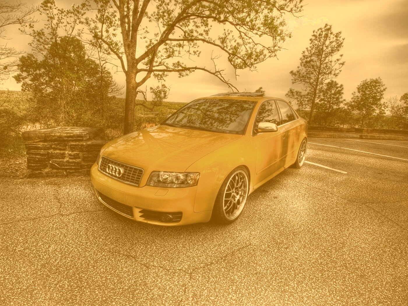 Желтый Ауди на дороге обои