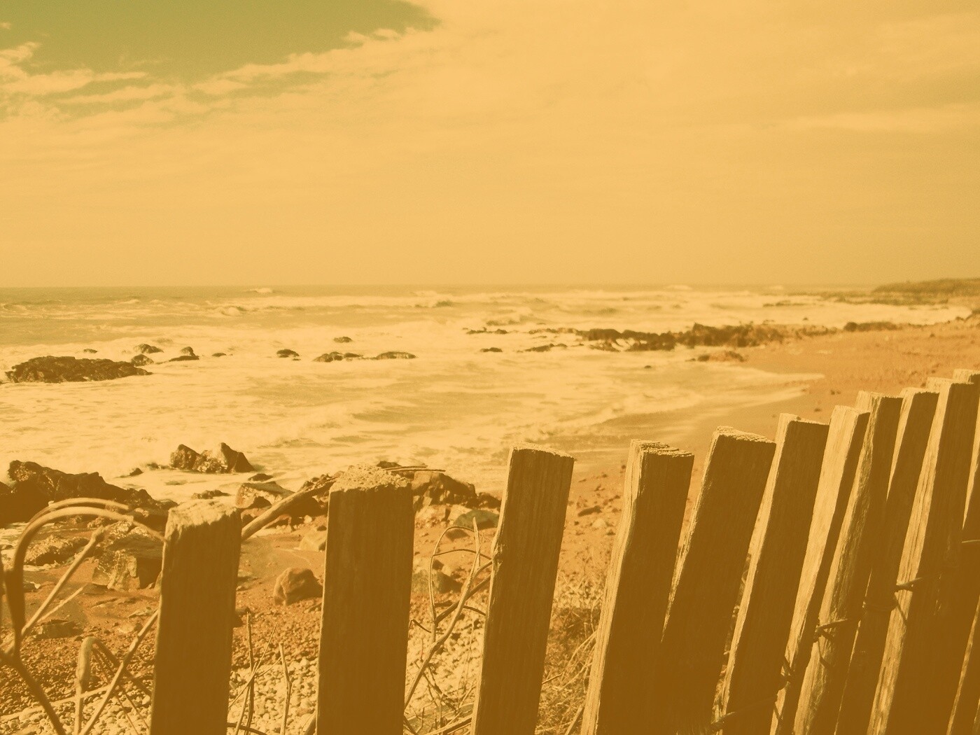 Закрытый пляж за забором обои