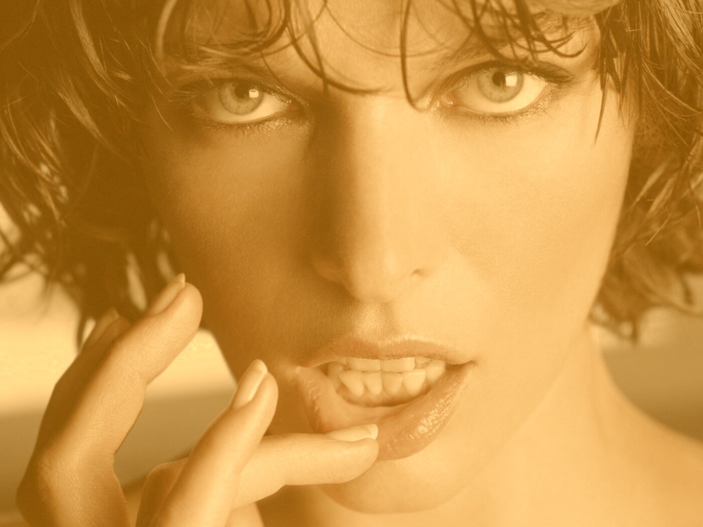 Мила Йововчи крупным планом обои