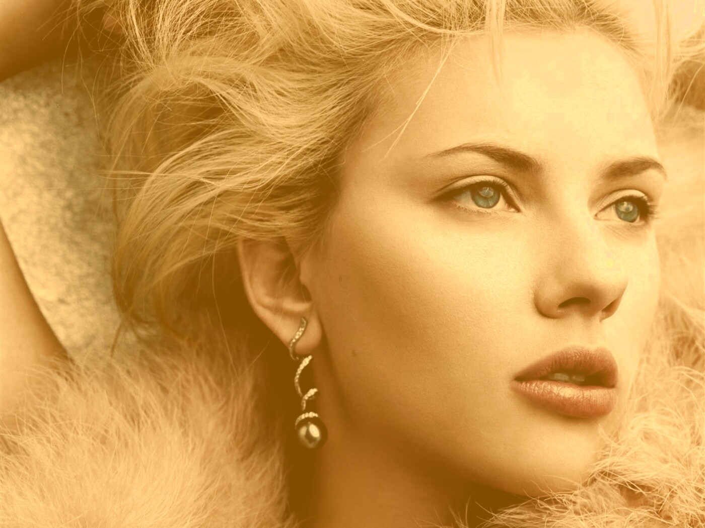 Скарлет Йохансон со змеиными серьгами обои