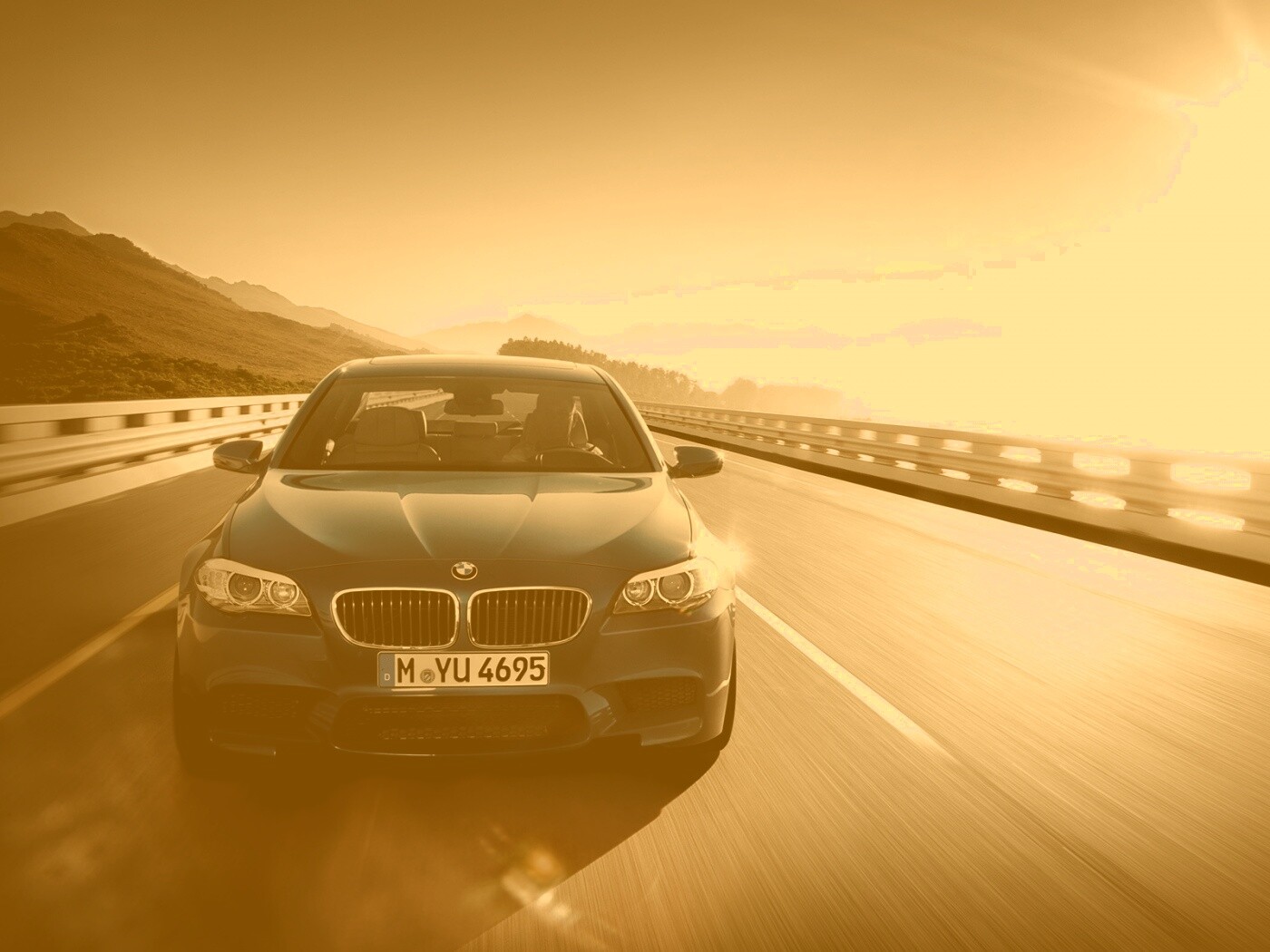 Синий БМВ на дороге обои