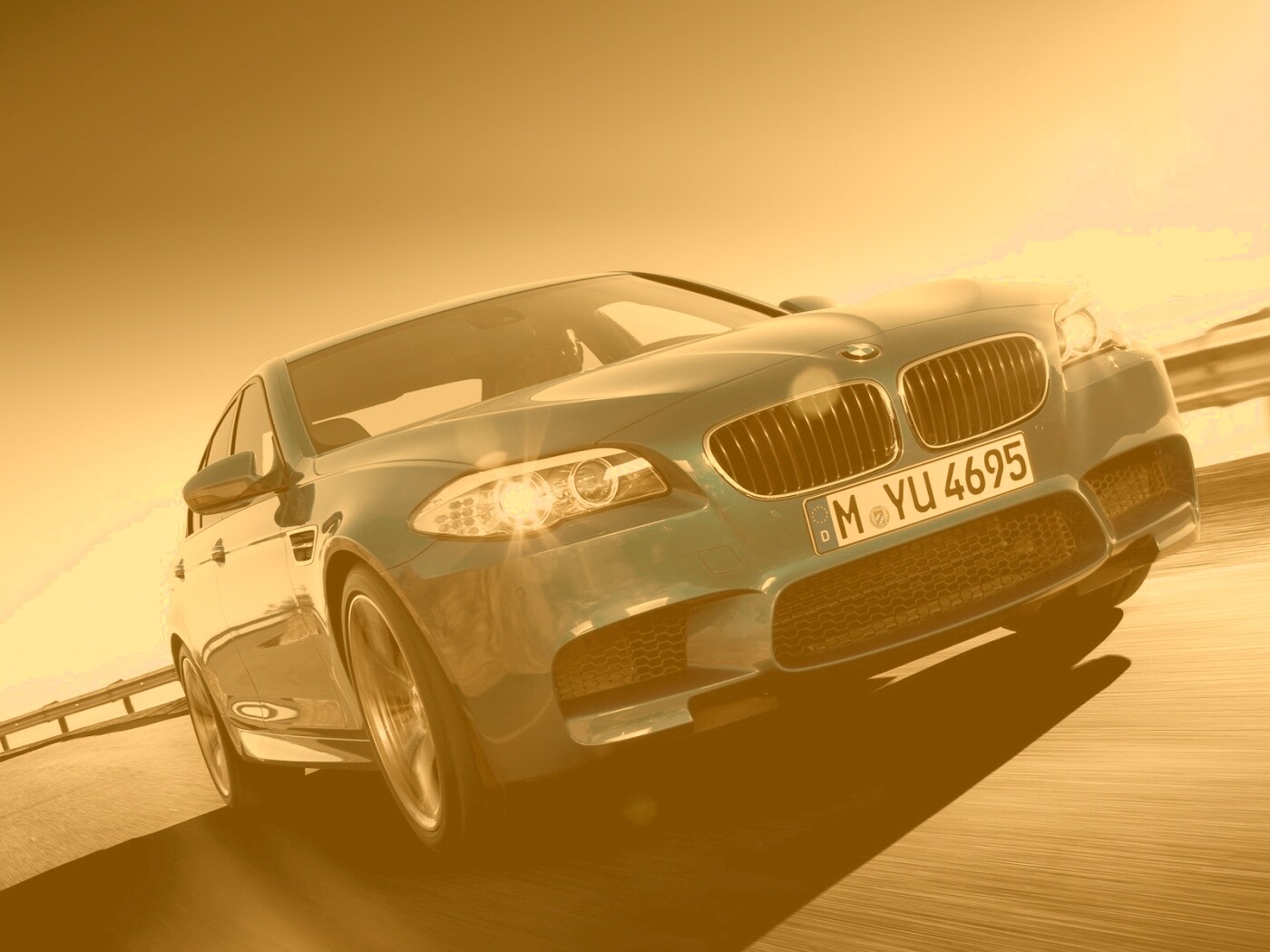 Синий БМВ на трассе обои