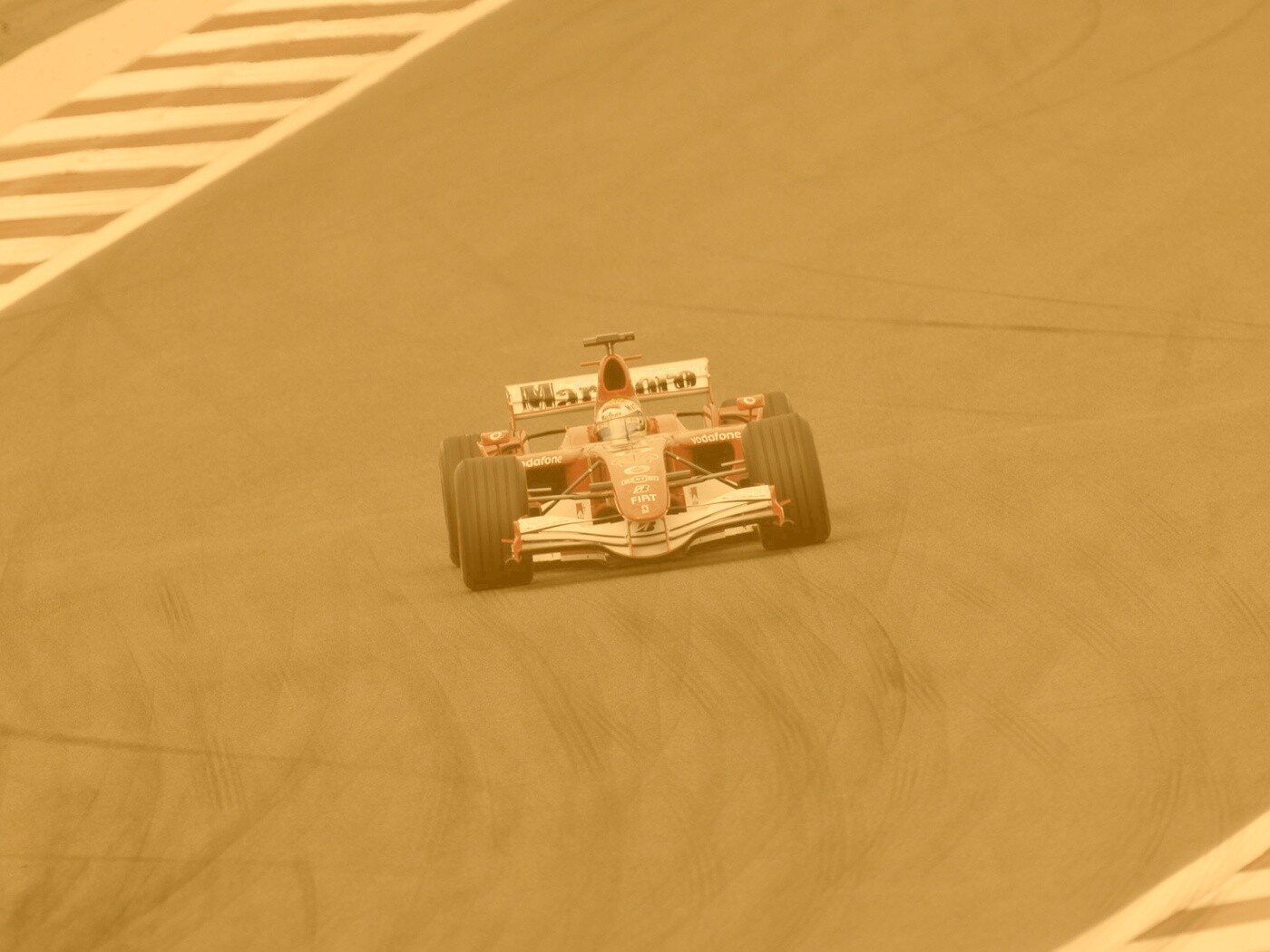 Болид на тарссе обои